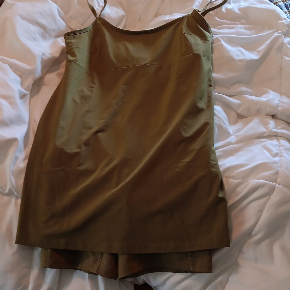 Fabuletics M Olive color M  EUC